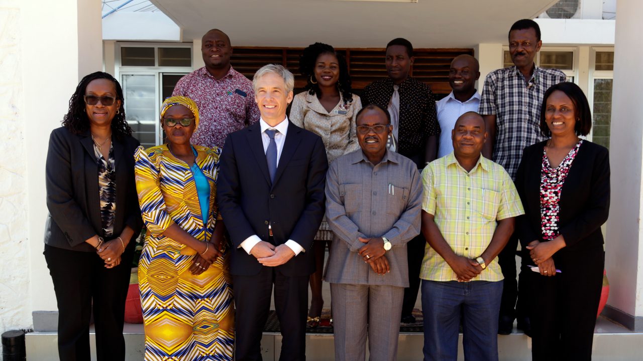 Lindi Regional Authority staff and Shell staff
